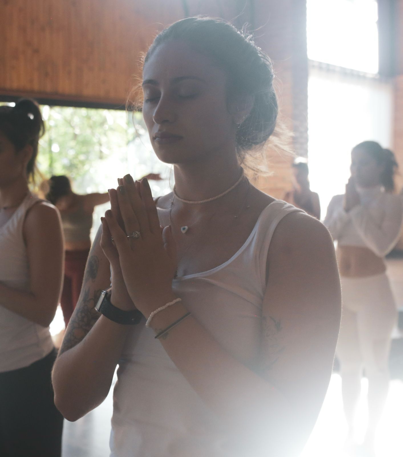 Professora Cami Paduano praticando Yoga